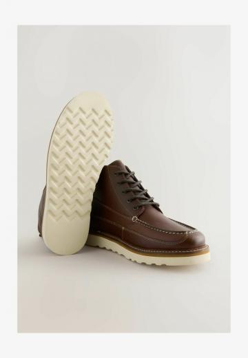 Ботинки на шнуровке