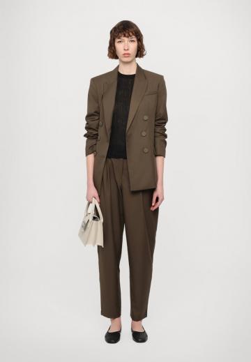 Блейзер с накладными карманами