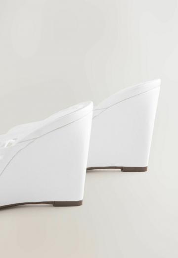 Босоножки на танкетке