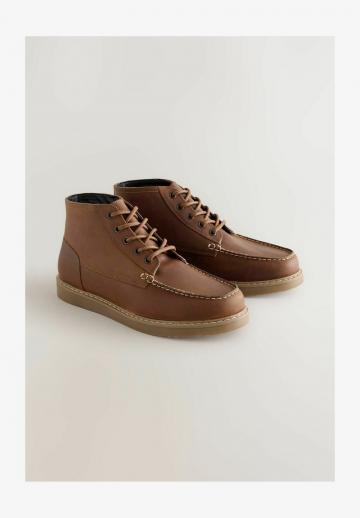 Ботинки на шнуровке