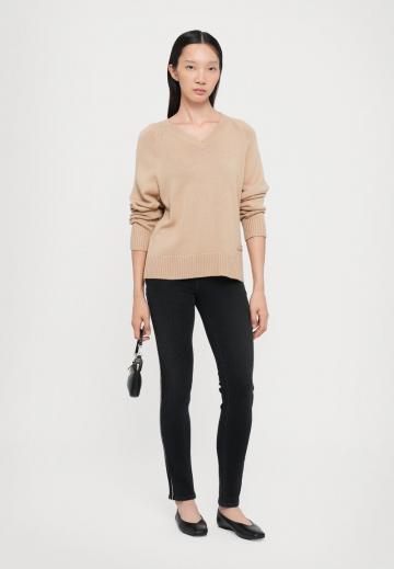 Узкие джинсы