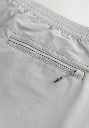 Брюки с накладными карманами