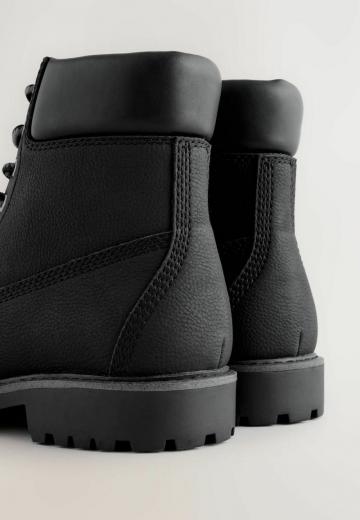 Ботинки на шнуровке