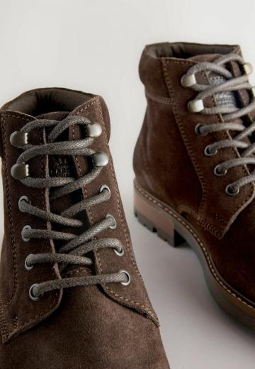 Ботинки на шнуровке