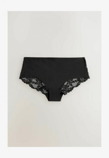 Трусы на бедрах