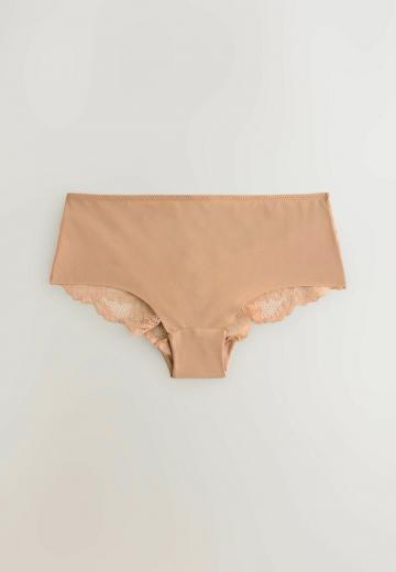 Трусы на бедрах