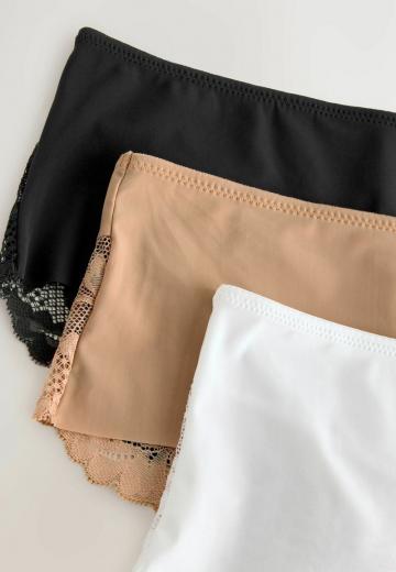 Трусы на бедрах