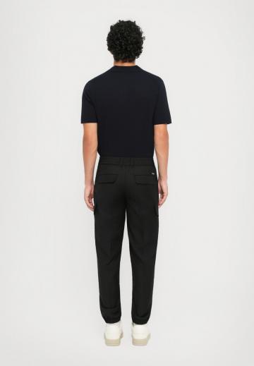 Брюки с накладными карманами