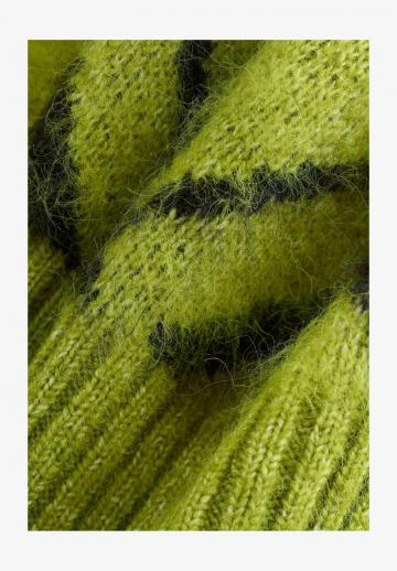 Пуловер в полоску