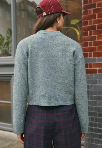 Пуловер с вырезом V