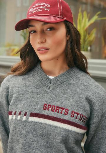 Пуловер с вырезом V