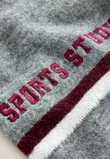 Пуловер с вырезом V