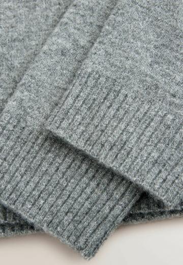 Пуловер с вырезом V