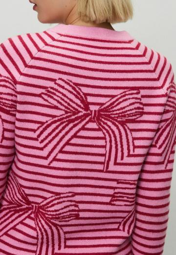 Пуловер в полоску