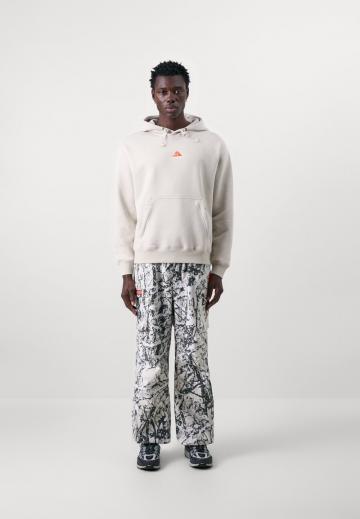 Брюки с накладными карманами