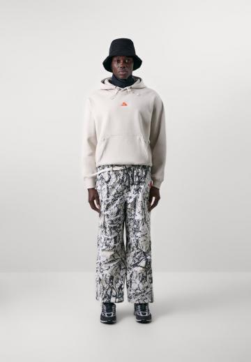 Брюки с накладными карманами