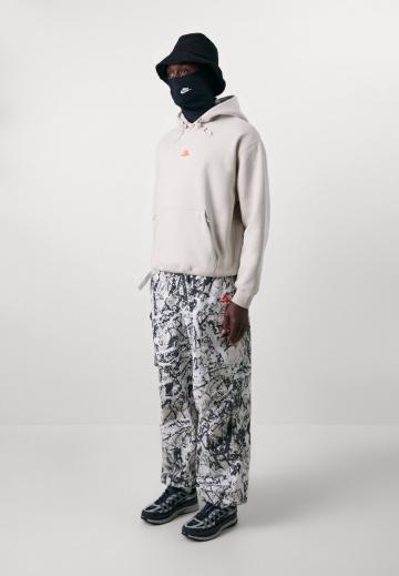 Брюки с накладными карманами