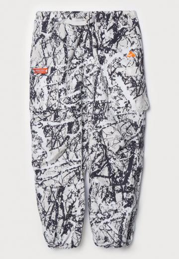 Брюки с накладными карманами