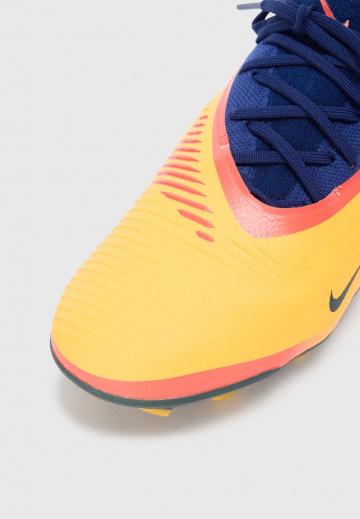 Футбольные бутсы