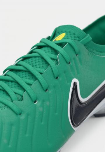 Футбольные бутсы