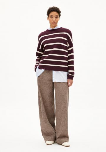 Пуловер в полоску