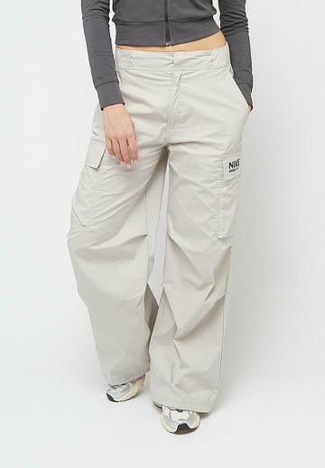 Брюки с накладными карманами