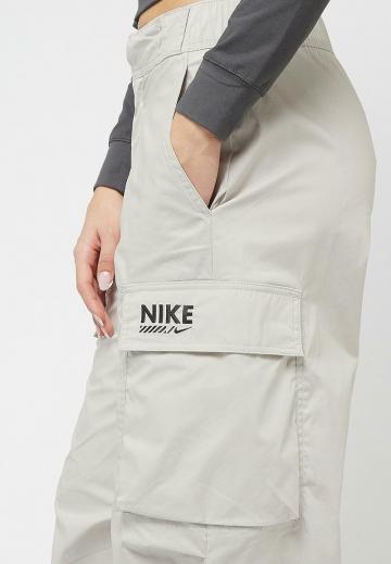 Брюки с накладными карманами