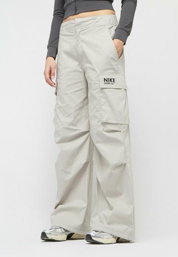 Брюки с накладными карманами