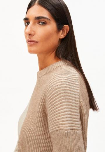 Пуловер в полоску