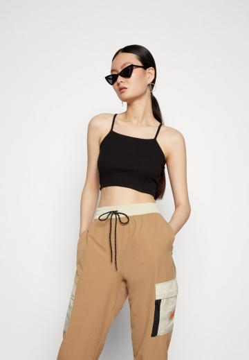 Брюки с накладными карманами