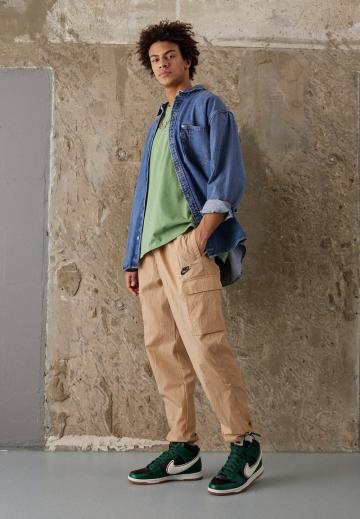 Брюки с накладными карманами