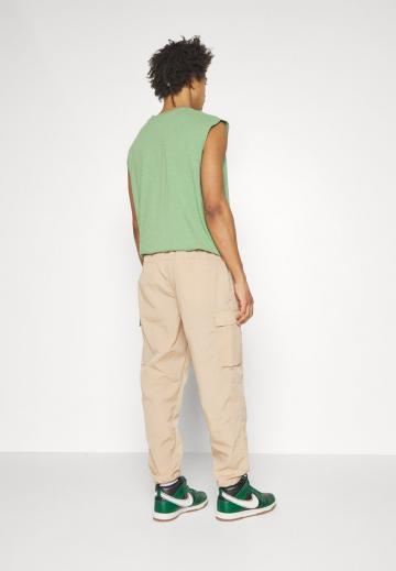 Брюки с накладными карманами