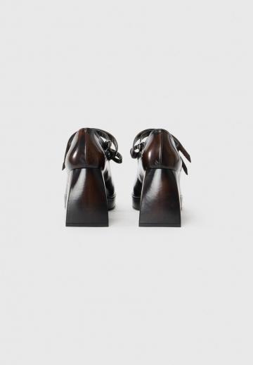 Туфли с высоким носом