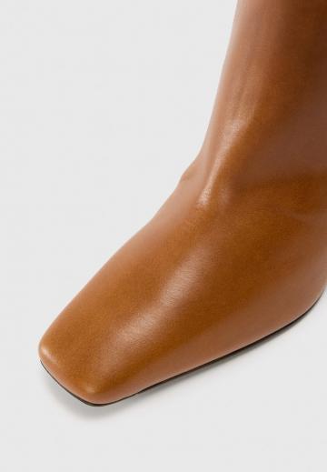 Высокие сапоги