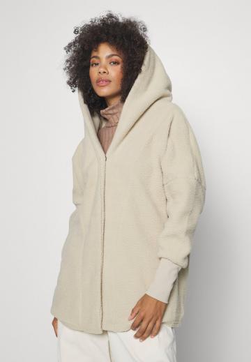 Короткое пальто