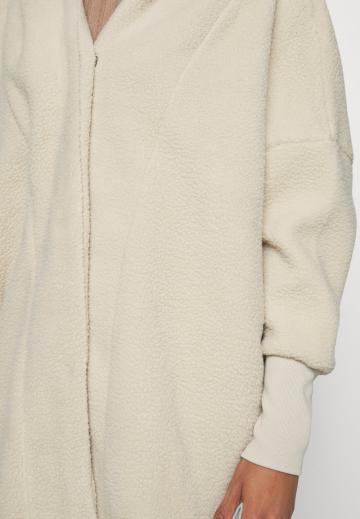 Короткое пальто