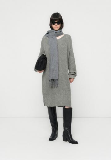 Вязаное платье