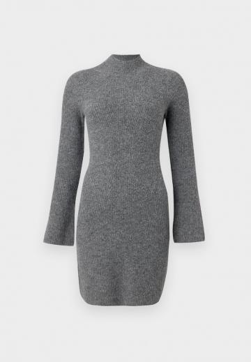 Вязаное платье