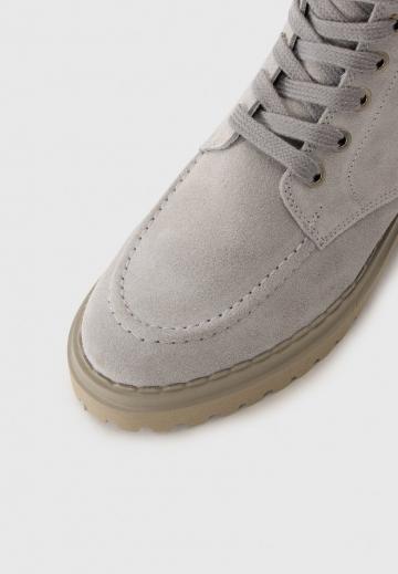 Ботинки на шнуровке