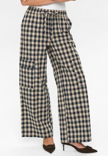 Брюки с накладными карманами