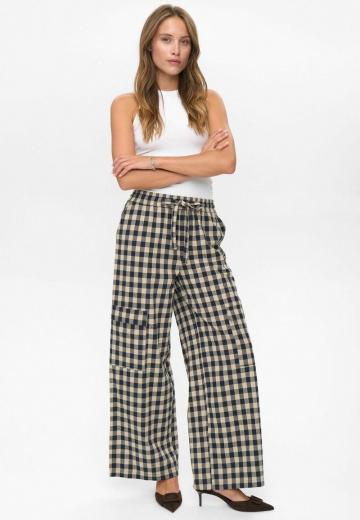 Брюки с накладными карманами