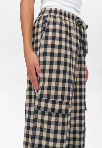 Брюки с накладными карманами