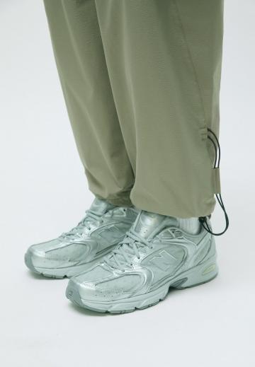 Брюки с накладными карманами