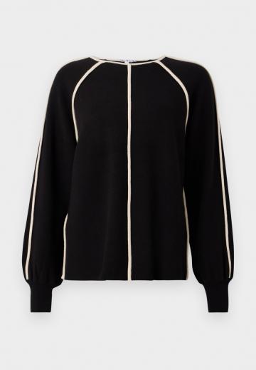 Пуловер в полоску