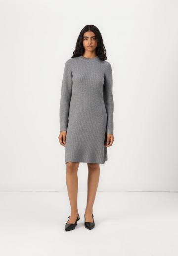 Вязаное платье