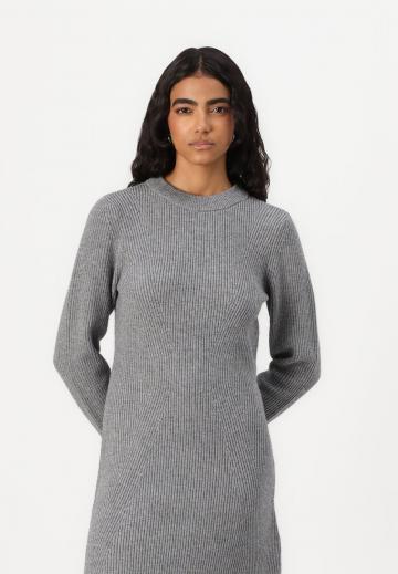 Вязаное платье