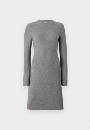 Вязаное платье