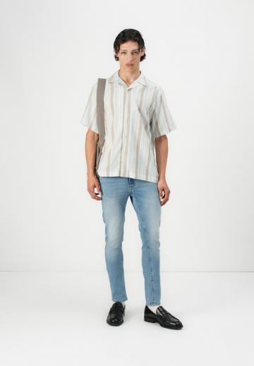 Узкие джинсы