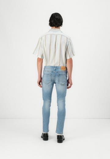 Узкие джинсы