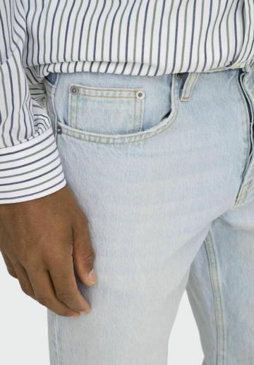 Прямые джинсы